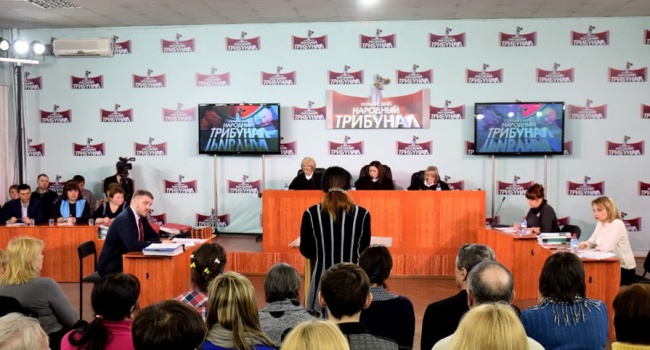 Президента напугали из-за поребрика: «Украинский народный трибунал» приговорил Порошенко к пожизненному заключению
