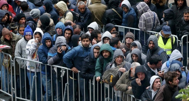 В Вышеградской четверке хотят закрыть границы для мигрантов, во Франции грозятся ввести за это санкции