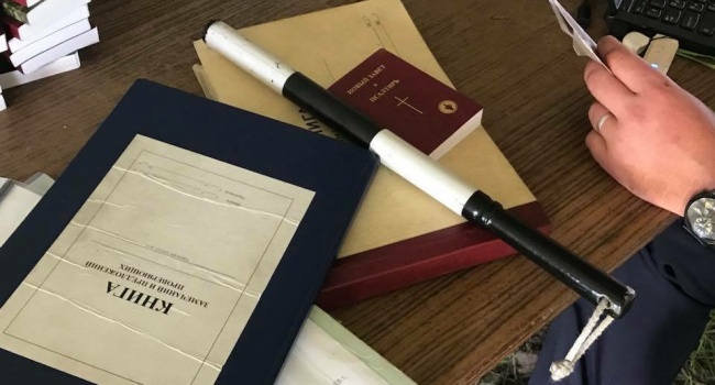 С целью профилактики нарушений: сотрудники ГАИ раздают водителям Новый Завет и Псалтырь С целью профилактики нарушений: сотрудники ГАИ раздают водителям Новый Завет и Псалтырь