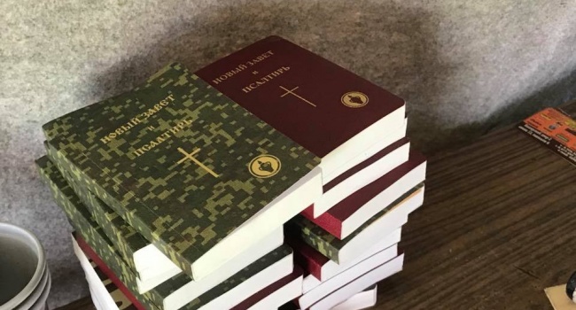 С целью профилактики нарушений: сотрудники ГАИ раздают водителям Новый Завет и Псалтырь 