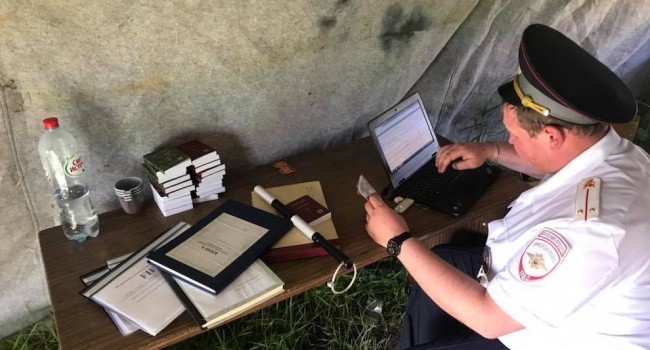 С целью профилактики нарушений: сотрудники ГАИ раздают водителям Новый Завет и Псалтырь С целью профилактики нарушений: сотрудники ГАИ раздают водителям Новый Завет и Псалтырь