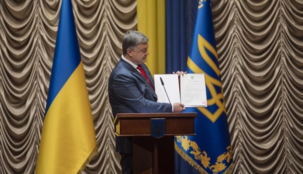 Порошенко перед студентами подписал закон о создании в Украине Антикоррупционного суда