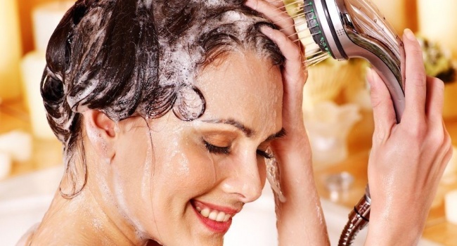 Ученые сделали странное заявление о мытье волос