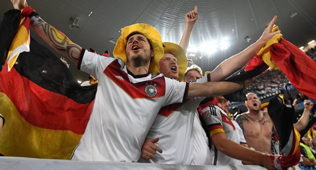 Немецкие болельщики массово уезжают из России и сдают билеты