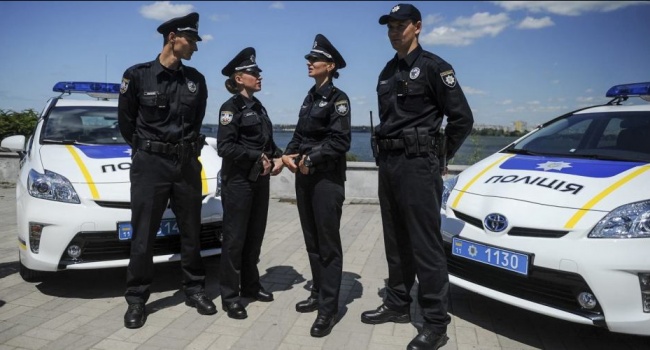 Столичные полицейские ловили нарушителя, прыгающего по крыше авто (Видео) Столичные полицейские ловили нарушителя, прыгающего по крыше авто (Видео)