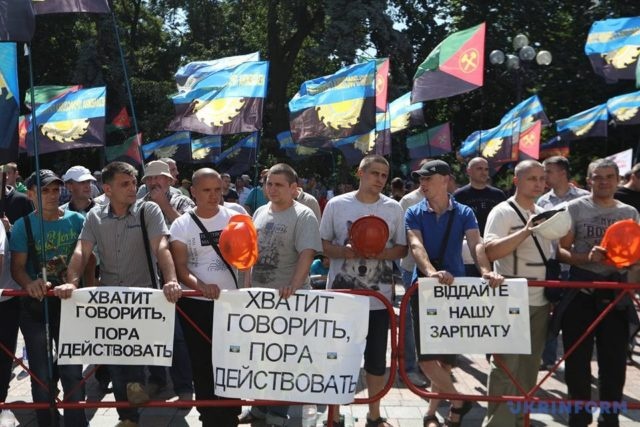 В Киеве у стен Рады собрались разъяренные украинцы, власти стягивают Нацгвардию, - кадры