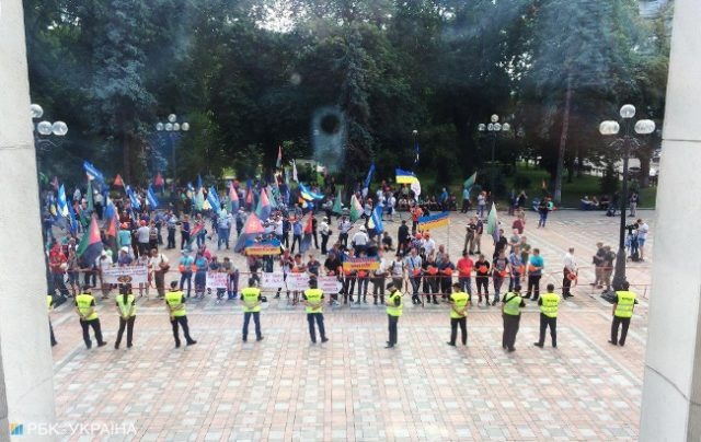 В Киеве у стен Рады собрались разъяренные украинцы, власти стягивают Нацгвардию, - кадры