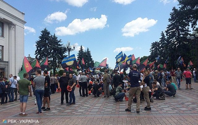 В Киеве у стен Рады собрались разъяренные украинцы, власти стягивают Нацгвардию, - кадры