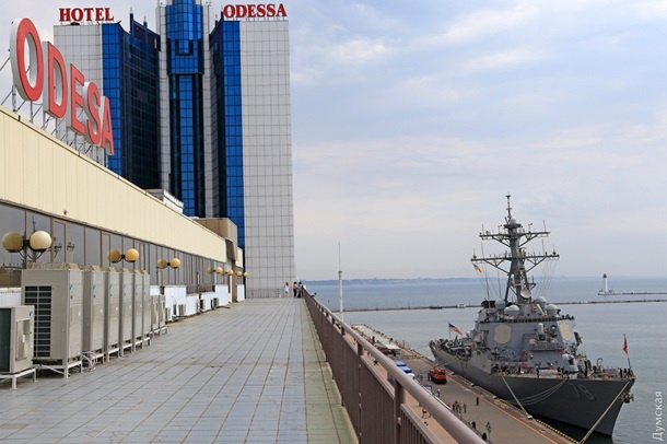 В морской порт Одессы зашел ракетный эсминец США В морской порт Одессы зашел ракетный эсминец США