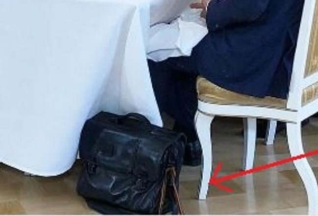 Песков пришел на обед с Трампом с георгиевской ленточкой 
