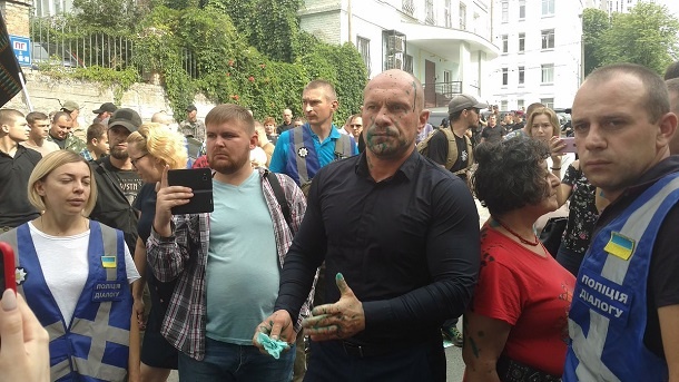 Шабунина и Киву облили зеленкой на протестах в Киеве 