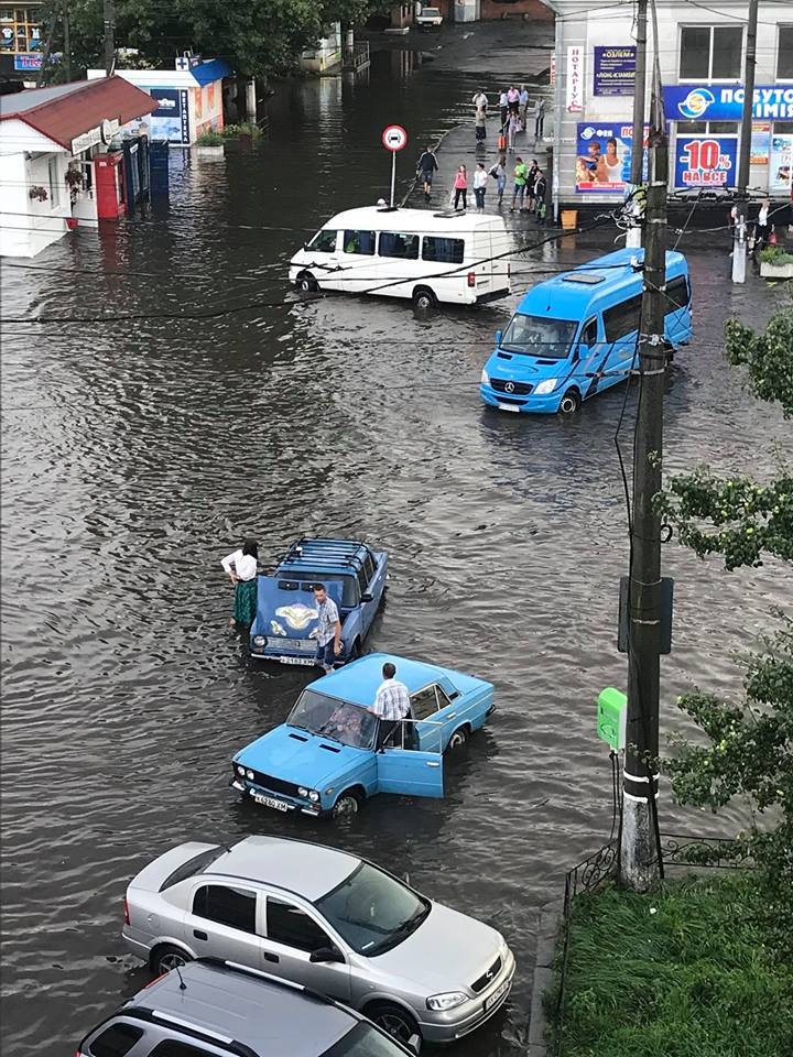 Непогода в Украине: из-за проливного дождя крупный город фактически утонул в воде, - кадры