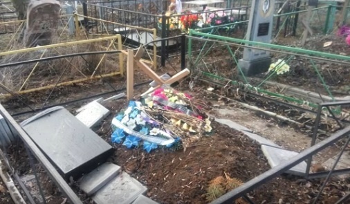 Разочаровались: жители Донбасса разгромили десятки могил террористов