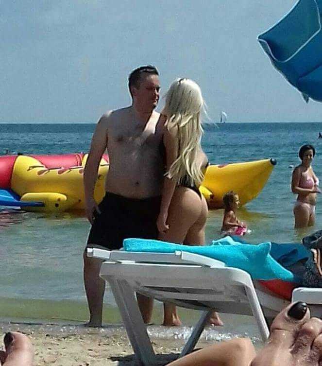 Полуобнаженный и в компании страстной блондинки: глава САП проводил «спецоперацию» на пляже 