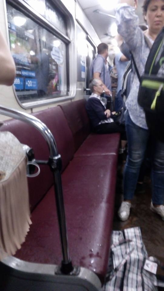 «Потерпите, это из-за непогоды»: сеть возмутило ЧП в метро Киева 