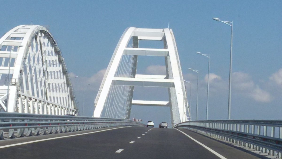 Еще не сезон: в сети высмеяли Крымский мост и его «загруженность»
