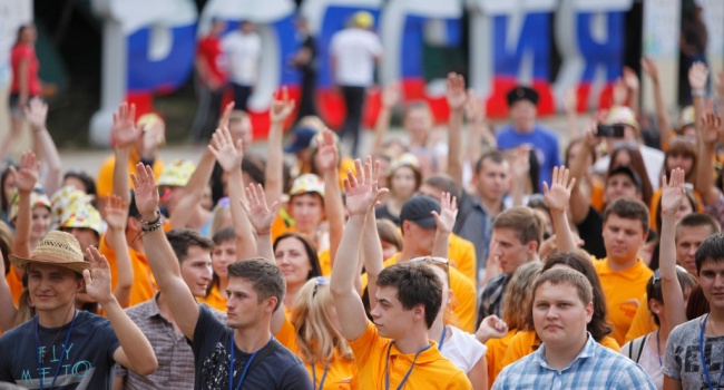 Российская молодежь хочет уехать из страны, - опрос