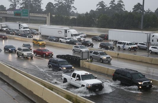 В американском Хьюстоне началось масштабное наводнение