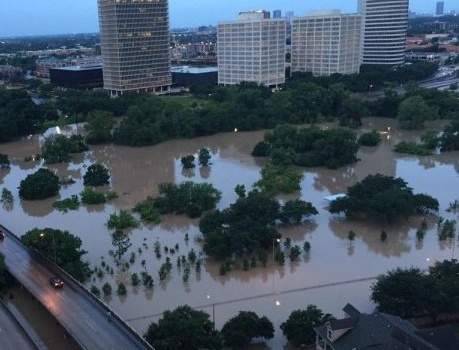 В американском Хьюстоне началось масштабное наводнение