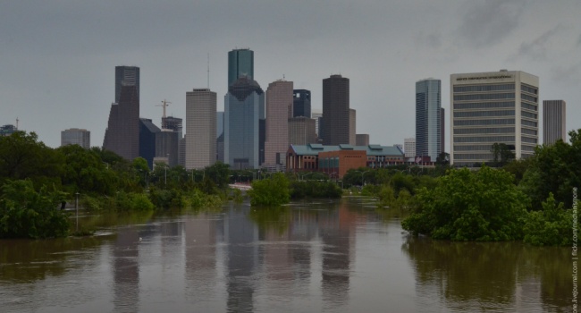 В американском Хьюстоне началось масштабное наводнение