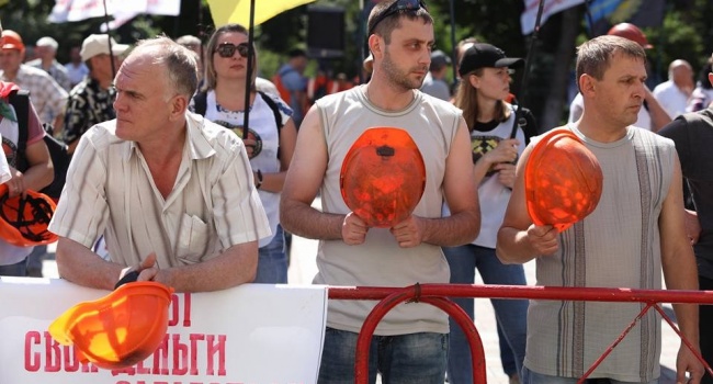 В Киеве у стен Рады собрались разъяренные украинцы, власти стягивают Нацгвардию, - кадры