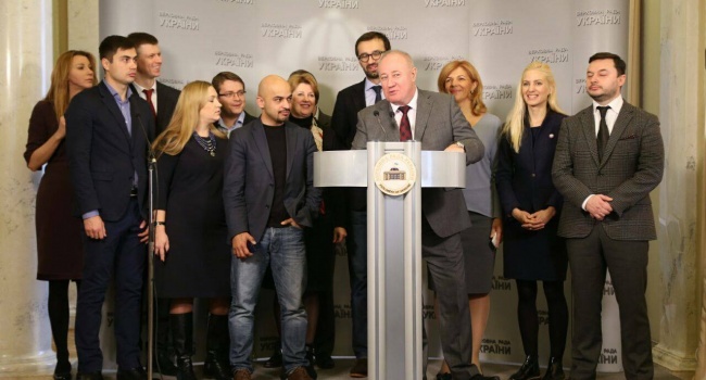 «Порошенко выстрелил себе в ногу, а в парламенте кризис», - в Сети высмеяли голосование Рады без БПП «Порошенко выстрелил себе в ногу, а в парламенте кризис», - в Сети высмеяли голосование Рады без БПП