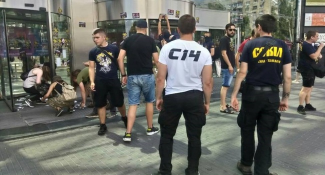 В Киеве националисты напали на торговый центр
