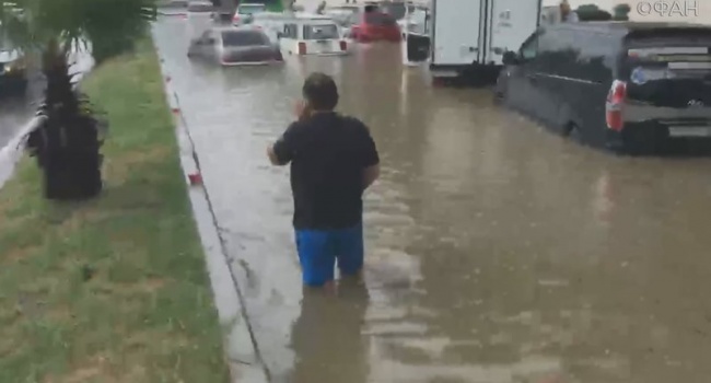 Перед матчем Россия-Хорватия Сочи полностью затопило из-за сильного ливня Перед матчем Россия-Хорватия Сочи полностью затопило из-за сильного ливня