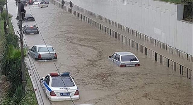 Перед матчем Россия-Хорватия Сочи полностью затопило из-за сильного ливня Перед матчем Россия-Хорватия Сочи полностью затопило из-за сильного ливня