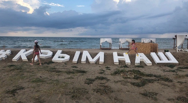 «Туристы не приехали, но грязь появилась», - в сети показали новые фото из Крыма «Туристы не приехали, но грязь появилась», - в сети показали новые фото из Крыма