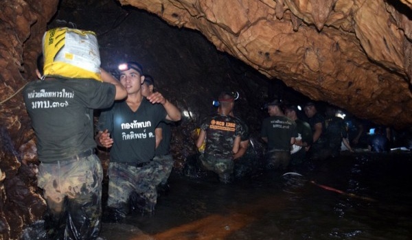 Восьмеро детей, из 12 застрявших в пещере Таиланда, были спасены 