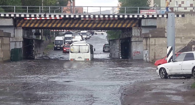 Крупный российский город оказался затопленным: в Сети появились страшные видео стихии Крупный российский город оказался затопленным: в Сети появились страшные видео стихии