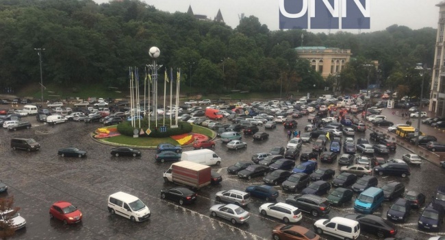 Автомобилисты парализовали движение в центральной части Киева