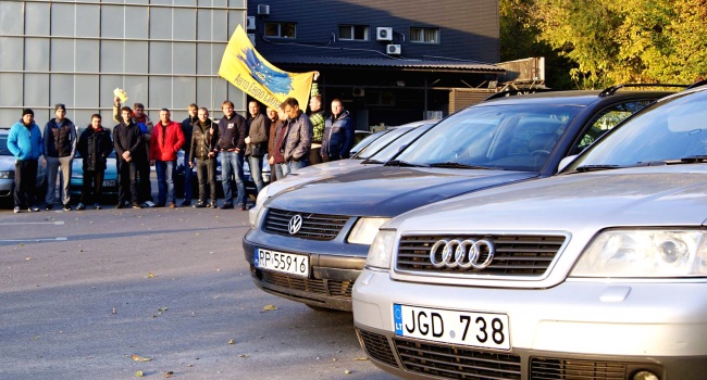 «Людей используют контрабандисты»: в МВД прокомментировали акцию протеста владельцев авто на еврономерах