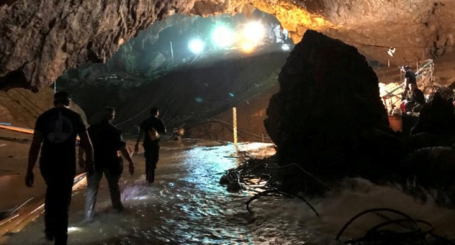 В сети появилось первое видео с мальчиками, эвакуированными из пещеры Таиланда (Видео)
