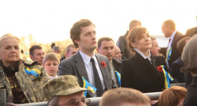 Протесты под Радой: активисты задержали сына Порошенко Протесты под Радой: активисты задержали сына Порошенко