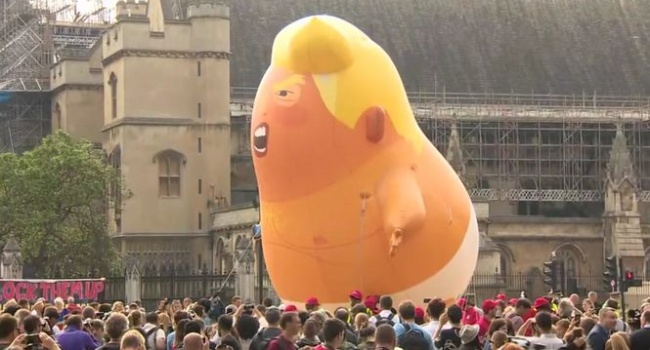 В Лондоне запустили в небо «Малыша Трампа» В Лондоне запустили в небо «Малыша Трампа»