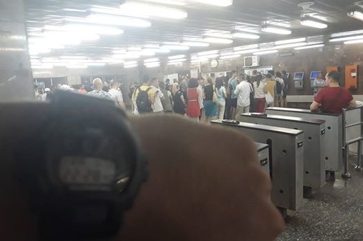«Огромные очереди»: в сети показали, что творится в Киеве из-за подорожания проезда в метро