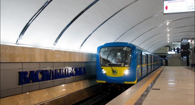 «Огромные очереди»: в сети показали, что творится в Киеве из-за подорожания проезда в метро
