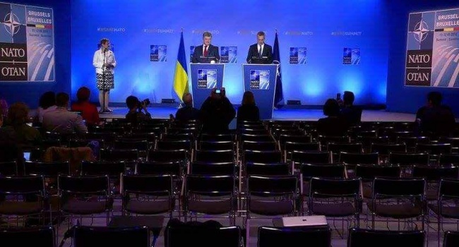 Журналист показал снимок с выступления Столтенберга и Порошенко перед пустым залом