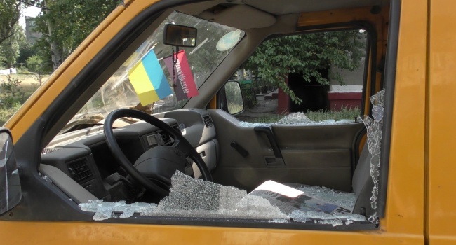 На Донбассе совершили нападение на авто известного волонтера: опубликованы фото 