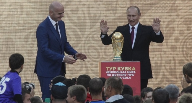 Сотник: простите, болельщики, но Путин прикоснулся к вашей любимой игре. А все, к чему он прикасается, начинает вонять дерьмом и кровищей Сотник: простите, болельщики, но Путин прикоснулся к вашей любимой игре. А все, к чему он прикасается, начинает вонять дерьмом и кровищей