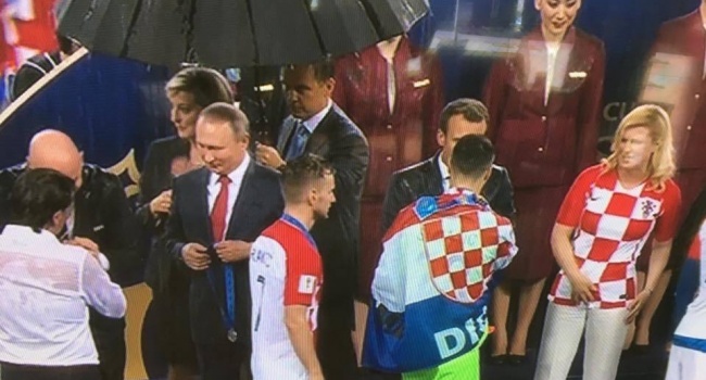 Вся сущность русского гостеприимства в одном кадре: для одного Путина нашелся зонтик, а на остальных наплевать
