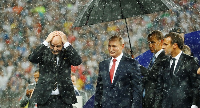 Харламов высмеял пользователей из-за зонта Путина: «Вам нужен зонт, а не чемпионат»