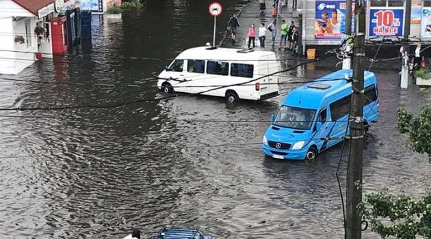 Непогода в Украине: из-за проливного дождя крупный город фактически утонул в воде, - кадры