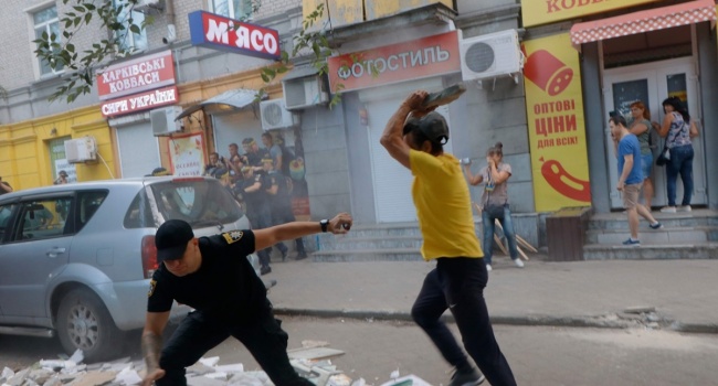 «Страсть и ненависть в Днепре»: из-за сноса киосков между полицией и активистами завязалась ожесточенная драка