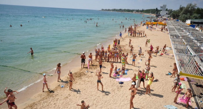 «В Крыму еще не сезон»: в сети сравнили пляжи Крыма и Украины