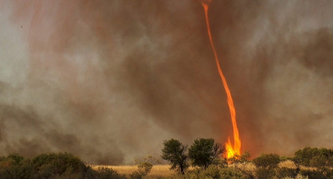Жители США сняли на видео жуткий огненный торнадо