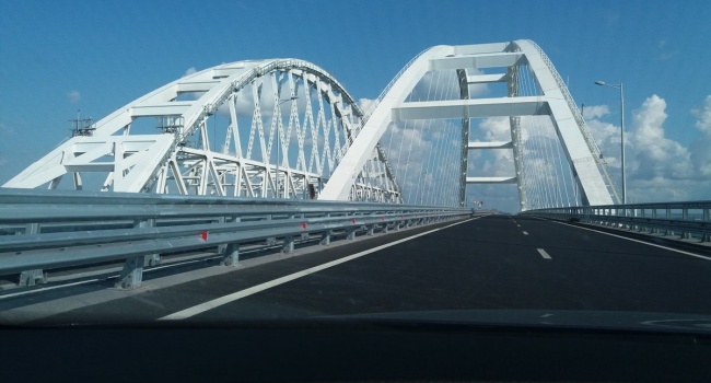 «А на Крымском мосту – пик сезона»: в сети показали фото