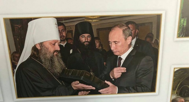 В Киево-Печерской Лавре вывесил фото крестящегося агрессора Путина: в Сети серьезный скандал